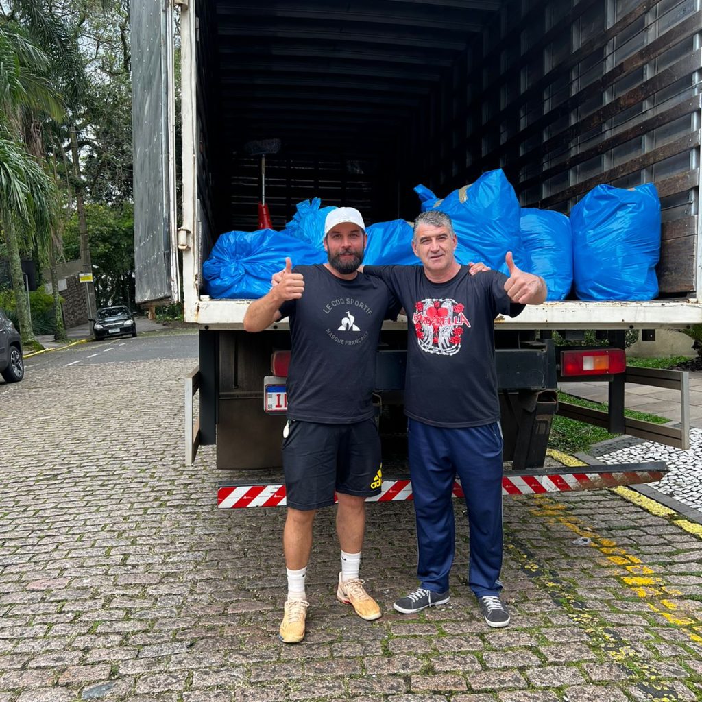 Doações sendo transportadas para o Vale do Taquari. Agradecemos aos parceiro, que cedeu o transporte para que pudéssemos levar os itens.
